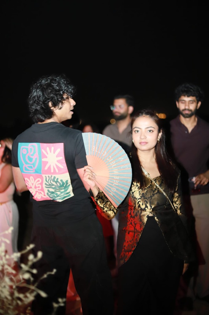 Two travellers dressed up at an evening party